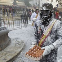 Foto: Dīvaina tradīcija Spānijā – olu kaujas militāristu tērpos