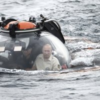 Video: Putins ar batiskafu jūrā nolaižas 83 metru dziļumā