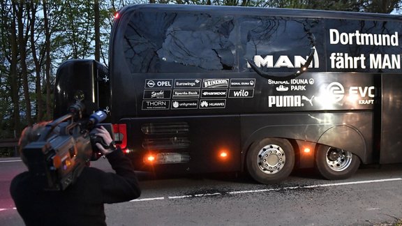 Sprādzienā cieš futbola komandas 'Borussia Dortmund' autobuss - 11