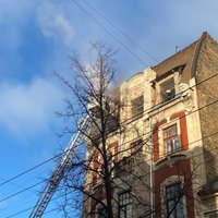 Tallinas ielā Rīgā izcēlies ugunsgrēks