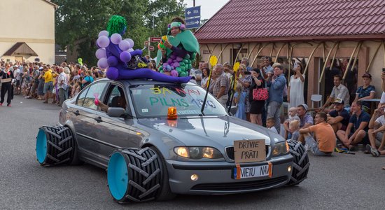 Foto: Kā ļaudis dzīroja Sabiles Vīna svētkos