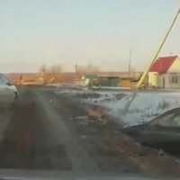Video: Autovadītājs Krievijā taranē citu braucēju un dabū trūkties