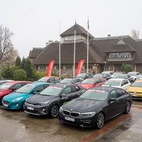 Foto: 'Latvijas Gada auto' žūrija lielajā testa braucienā vērtē 20 pretendentus