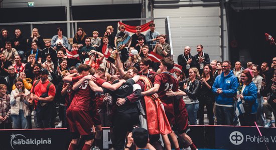 Foto: Latvija turpina dominēt jaunieviestajos 3x3 turnīros – latvieši pirmie čempioni florbolā