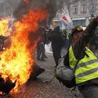 Makrons iesaista armiju, lai nodrošinātu vairāk policistu 'dzelteno vestu' protestos