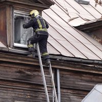 No Rīgas centrā sagruvušās ēkas kaimiņmājas evakuēti astoņi cilvēki