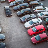 Более половины зарегистрированных в этом году в Латвии авто "в возрасте" : машинам от 11 до 29 лет