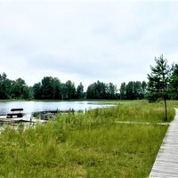 Lieliska vieta pastaigai: 10 koka laipas, kas stiepjas gar Latvijas ezeriem