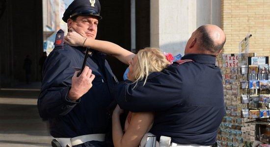 Foto: Kailās 'Femen' protestētājas tikušas līdz Vatikānam