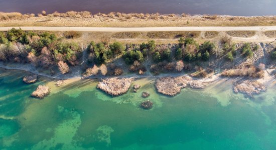 ФОТО. Необычная зелено-голубая вода: впечатляющий карьер Ругелю