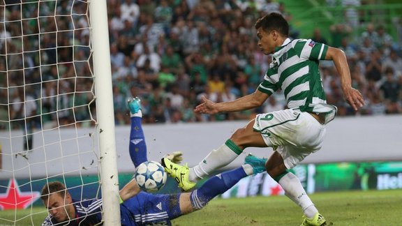 Sportings Teo Gutierrez, right, fails to score past CSKA goalkeeper Igor Akinfeev