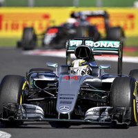 Hamiltons apsteidz Rosbergu Meksikas 'Grand Prix' kvalifikācijā
