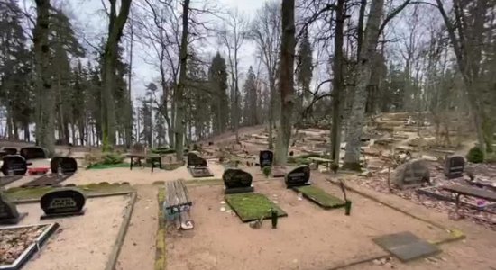 На кладбищах Кекавского края разрешат хоронить и вне обычных часов погребения