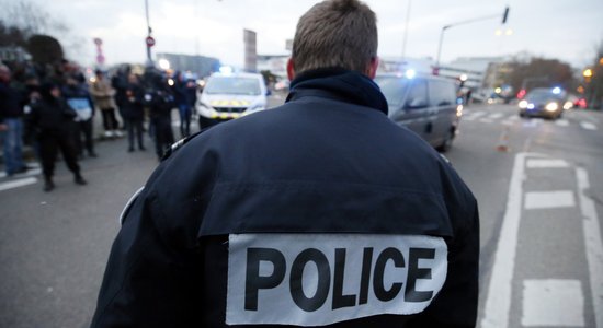 'Jūs visi mirsiet'; Parīzes metro policija sašāvusi sievieti, kas draudējusi pasažieriem