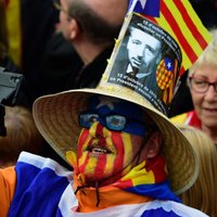 Pūlis demonstrācijā pauž atbalstu Katalonijas neatkarības centienu līderiem