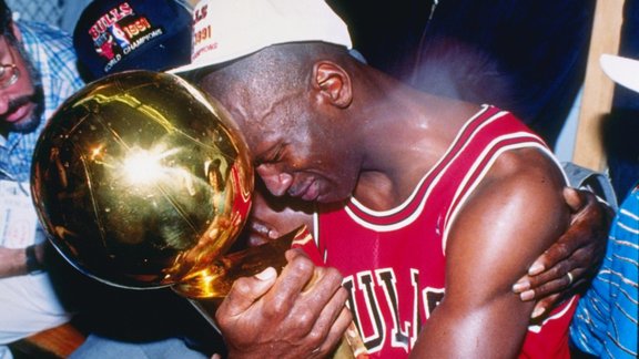 12jun1991---michael-jordan-chora-ao-conquistar-seu-primeiro-titulo-da-nba-1361027114955_1920x1080