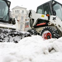 Rīgas ielās sniegu tīra visa pieejamā ziemas tehnika