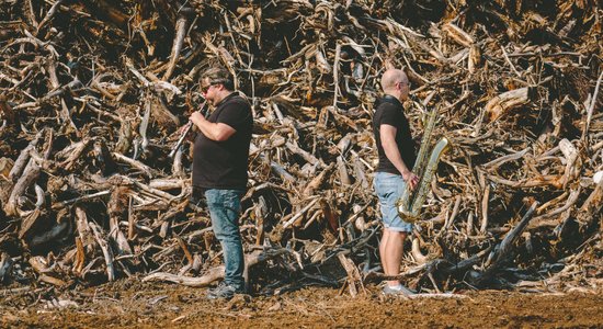 Iznākusi divu saksofonistu frīdžeza plate, kas ierakstīta Drabiņu kūdras purvā