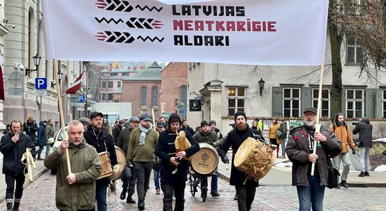 На митинг с бочками пива: недовольные политикой государства пивовары провели акцию протеста у Сейма