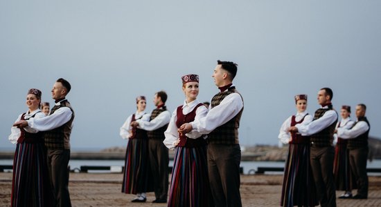 Tiešsaistē varēs noskatīties jaunu tautas deju uzvedumu 'Ausa saule pār Latviju'