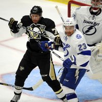 Gudļevskis un Ķēniņš piedalās savu klubu zaudējumos NHL pārbaudes spēlēs