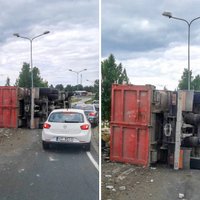 Kravas auto avārijā Ulmaņa gatvē cieš tā vadītājs; bloķēta satiksme