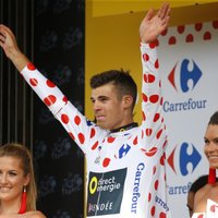 Kalmežāns, spītējot krampjiem, uzvar 'Tour de France' astotajā posmā