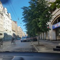 Rīgā atkal iegruvis bruģis Ģertrūdes ielā