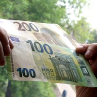 ФОТО: Во вторник в оборот поступят новые банкноты номиналом 100 и 200 евро