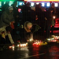 Simtiem cilvēku pulcējas Zolitūdes traģēdijas piemiņas pasākumā pie sabrukušā veikala