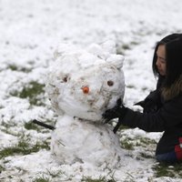 Foto: Lielbritānijā cilvēkus pārsteidz pirmais sniegs