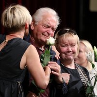 Foto: Kolēģi sveic aktieri Ģirtu Jakovļevu 80 gadu jubilejā