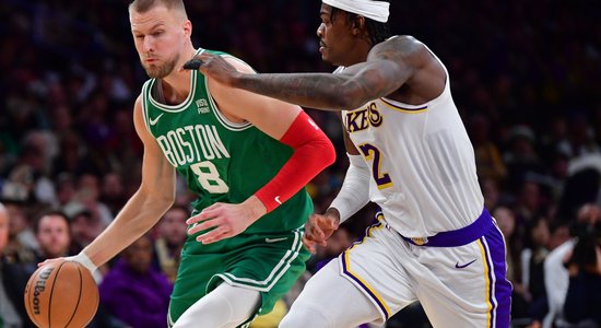 Porziņģis ar 28 punktiem svētku spēlē palīdz 'Celtics' uzveikt 'Lakers'