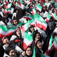 Foto: tūkstošiem irāņu atzīmē Islāma revolūcijas 41. gadadienu