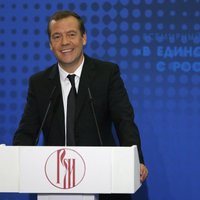 Депутат от КПРФ просит проверить сообщения о "дворцах и дачах" Медведева