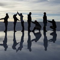 Foto: Dakāras rallija posms piesaista tūristu uzmanību Bolīvijas sālsezeriem