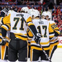 Bļugers un 'Penguins' gūst sesto uzvaru septiņos mačos