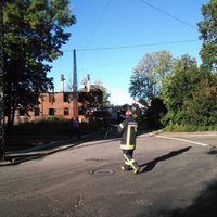 Rīgā izcēlies liels ugunsgrēks; satiksme pilnībā atjaunota (plkst.14:10)