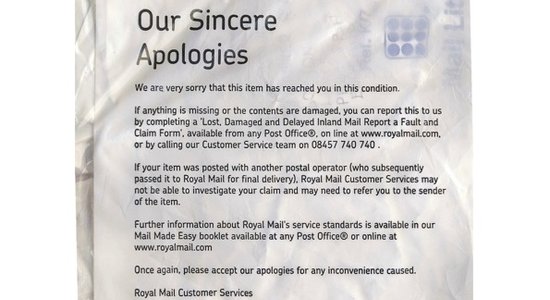 'Royal Mail' atvainojas adresātiem Latvijā par bojātajiem pasta sūtījumiem