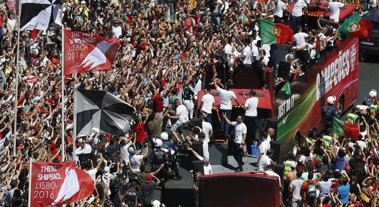 Foto: Tūkstošiem cilvēku mājās sagaida Eiropas čempionvienību futbolā