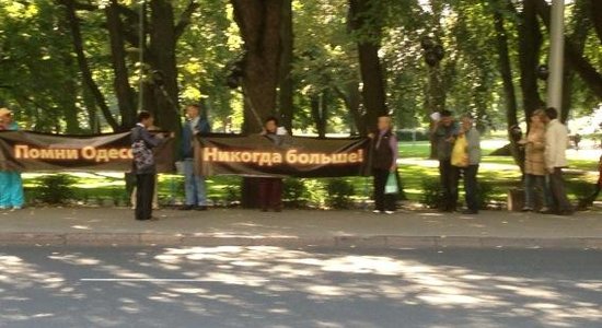 ФОТО: Десятки человек в Риге участвуют в акции протеста против войны на Украине