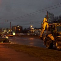 Foto: Deglava ielā sadursmē ar traktoru cietis auto
