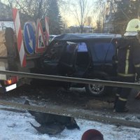 ФОТО: Авария в Кенгарагсе - водитель врезался в автомобиль Ceļu pārvalde