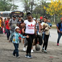 Simtiem migrantu Hondurasā pulcējas, lai kopā dotos uz ASV