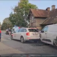 Video: Salaspilī saskrienas septiņi auto; apgrūtināta satiksme