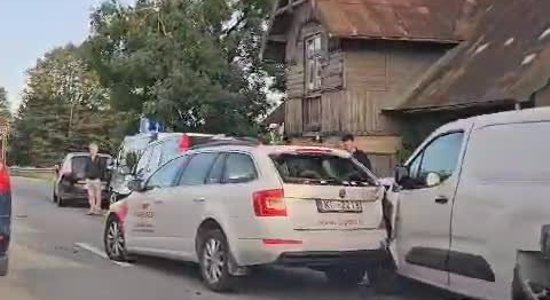 ВИДЕО: в Саласпилсе столкнулись семь автомобилей; затруднено движение