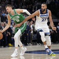 Porziņģim 20 punkti, 'Celtics' piedzīvo pirmo zaudējumu sezonā