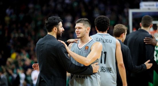 Lomažam 20 punkti zaudētā Turcijas čempionāta spēlē