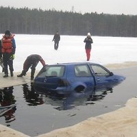 ФОТО: На озере под лед провалился Volkswagen Golf