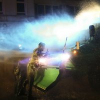 Foto: Hamburgas protestos policija izmanto ūdensmetējus un asaru gāzi